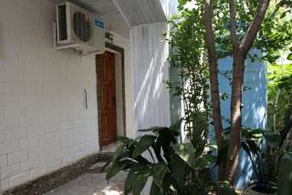 Гостевой дом Спортлото-82 Коктебель Четырехместный номер с ванной комнатой-9