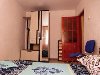 Гостевой дом Спортлото-82 Коктебель Четырехместный номер с ванной комнатой-1