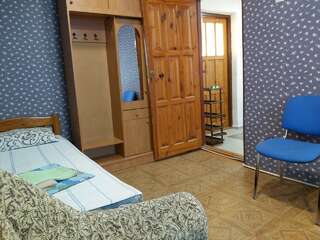 Гостевой дом Спортлото-82 Коктебель Четырехместный номер с балконом-12